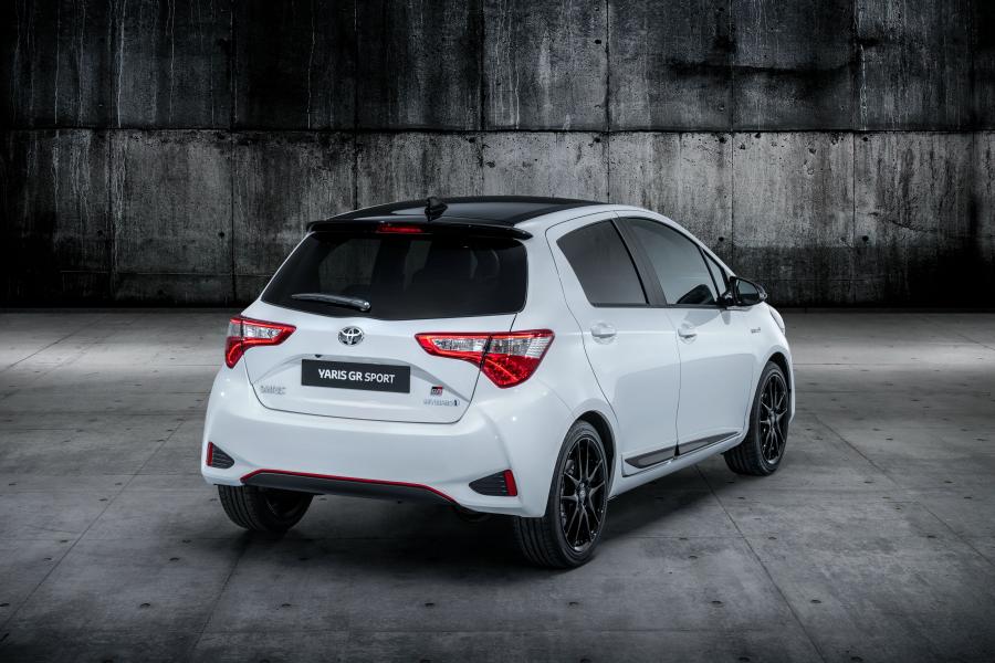  Toyota Yaris Hybrid GR Sport 2018 года  (EU) (фото 2 из 6)